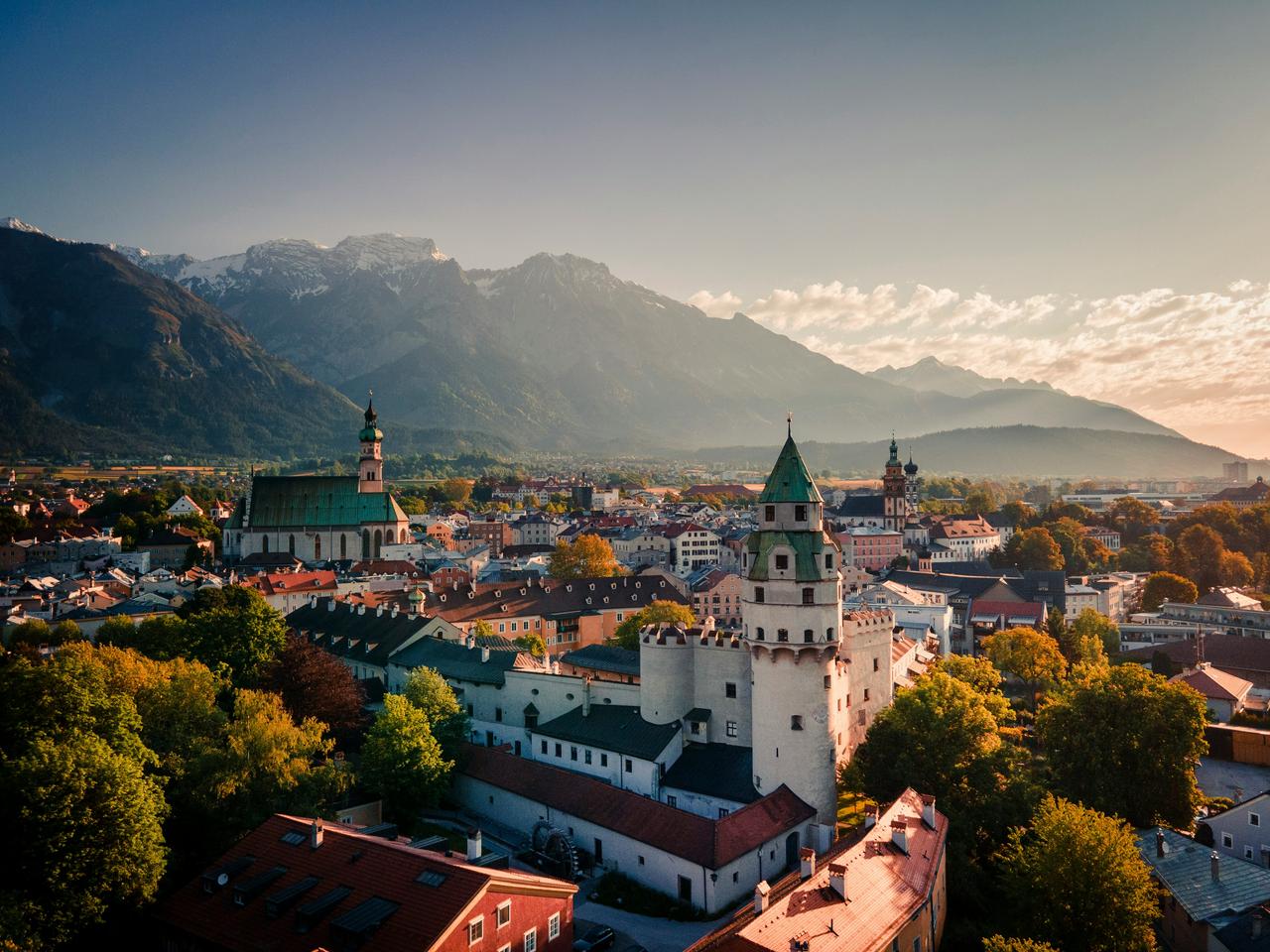 Panoramablick auf die historische Altstadt von Salzburg mit Blick auf die umliegenden Berge bei Sonnenuntergang