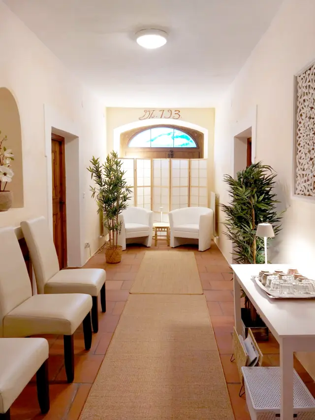 Flur mit Sitzgelegenheiten und Pflanzen, ideal für ein Hotel- oder Geschäftseingangsbereich